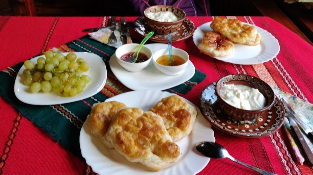 Къща за гости Динас Zmeitsa Екстериор снимка